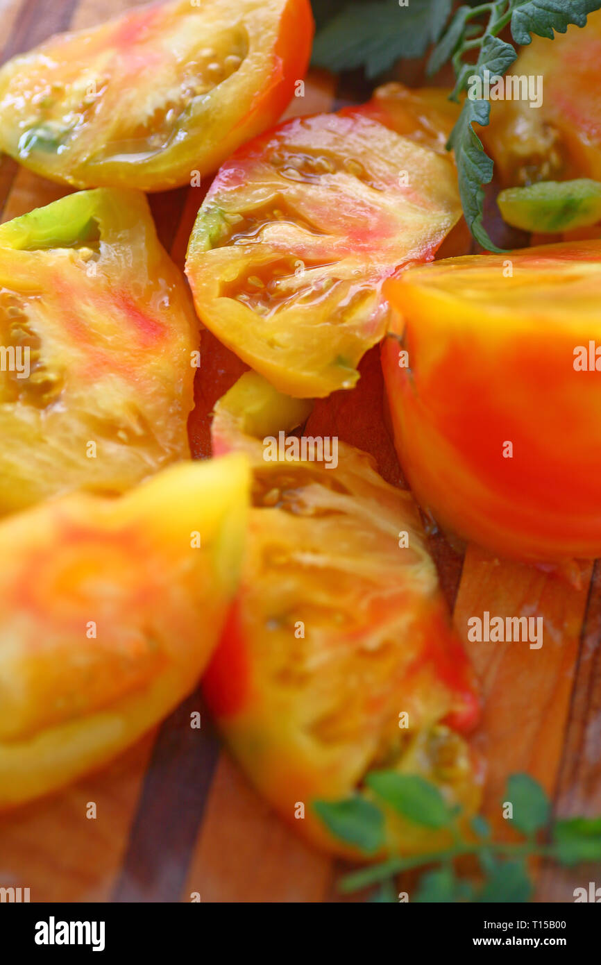 Marché de producteurs de tomates fraîches sur une planche à découper Banque D'Images