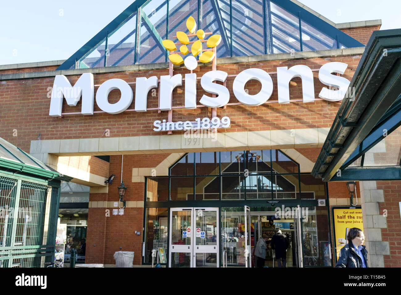 Londres, Royaume-Uni - 25 février 2019. En dehors de la Shoppers face d'un magasin Morrisons à Hatch End, Londres. Banque D'Images