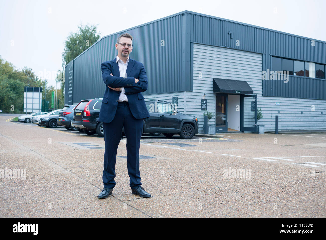 Un portrait tout en portant un costume et à la smart dans une zone industrielle de banlieue britannique à la périphérie d'une ville anglaise Banque D'Images