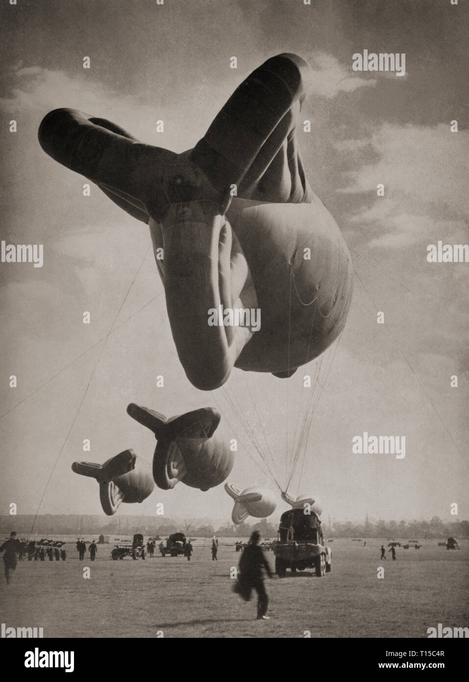 Ballons de barrage remorqué par leurs véhicules de treuil. En 1938, le ballon de la commande a été créé pour protéger les villes et les objectifs clés tels que les zones industrielles, et des ports. Ballons ont été destiné à défendre contre bombardier en piqué volant à une hauteur maximale de 5 000 pieds (1 500 m), les obligeant à voler plus haut et dans la gamme de concentrés anti-aériens-anti-aériens ne pouvaient pas traverser assez rapide pour attaquer des avions volant à basse altitude et grande vitesse. Banque D'Images