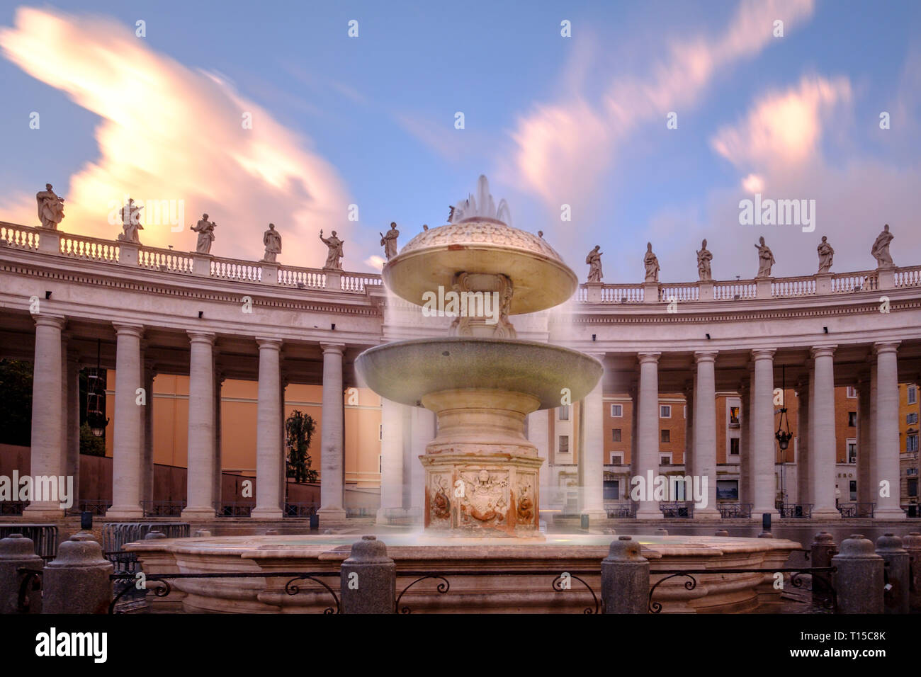 L'Italie, Vatican, Rome, fontaine sur la Place Saint Pierre Banque D'Images