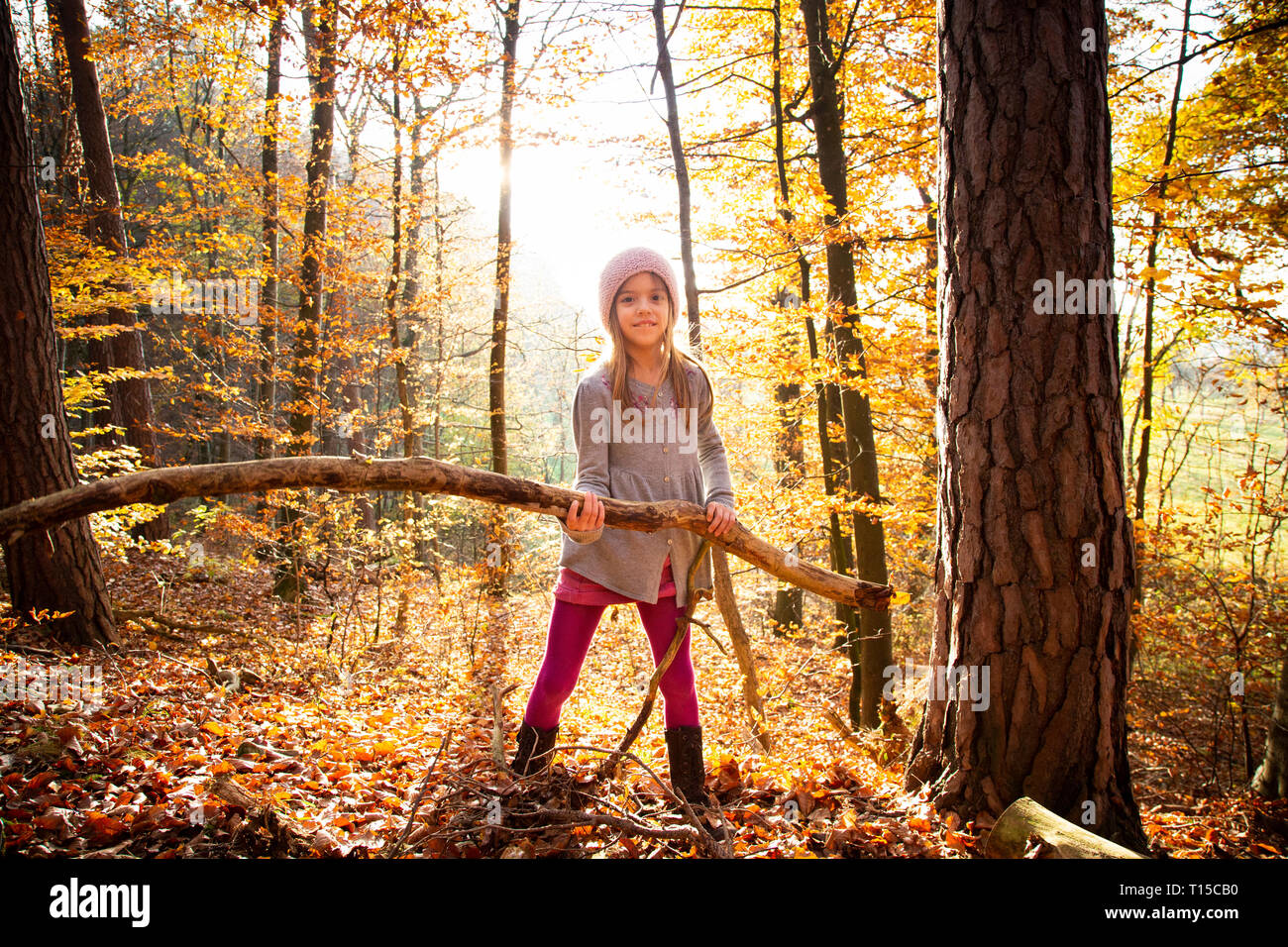 Young Girl holding en direction de la forêt d'automne Banque D'Images