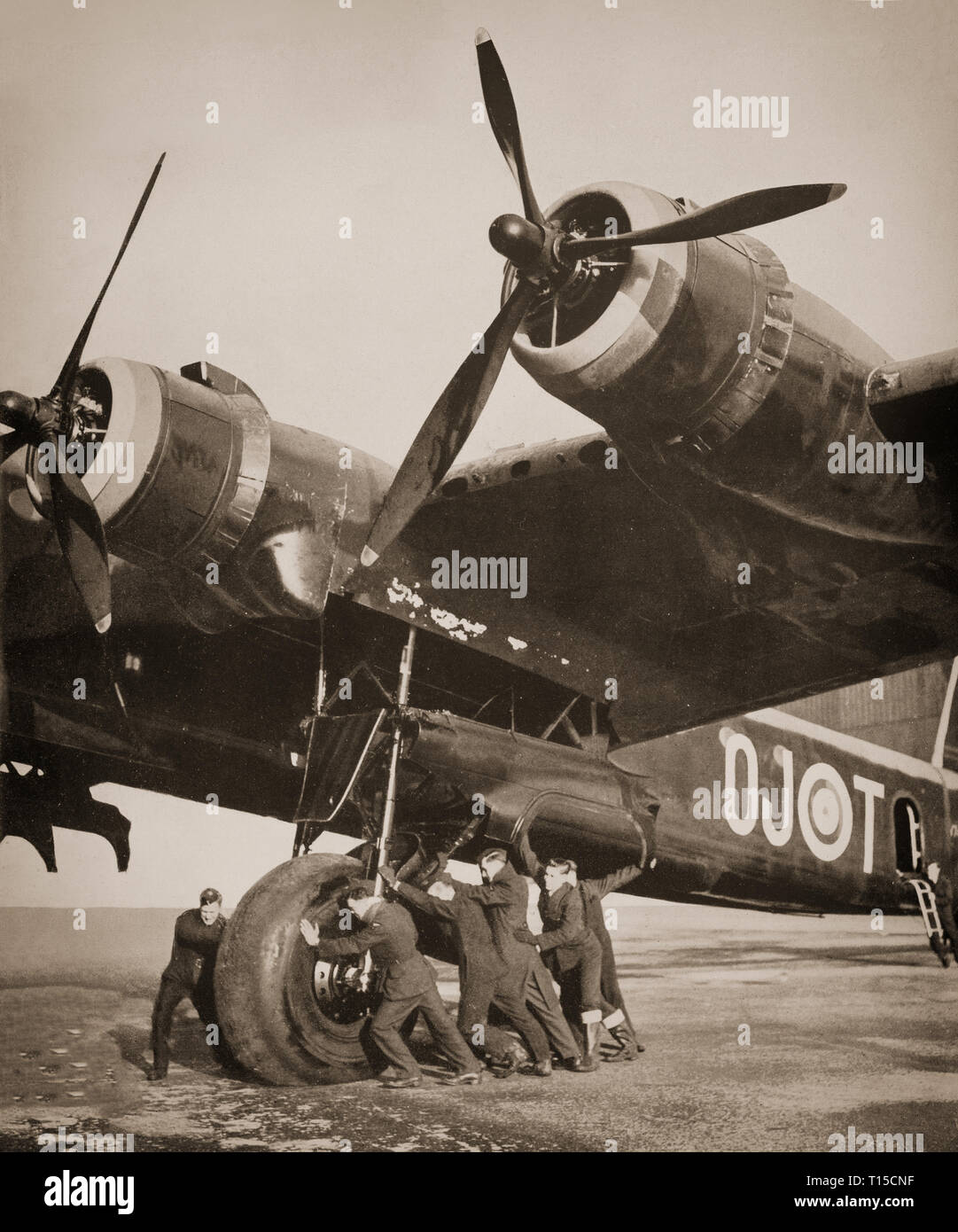 Déménagement de l'équipe au sol un 20 tonne courte Stirling, de bombardiers lourds britanniques de la Seconde Guerre mondiale. Le premier bombardier quadrimoteur à introduire dans le service de l'escadron de la Royal Air Force au début de l'année 1941. Le Stirling a été relégué à la deuxième ligne de douane à partir de la fin de 1943, en raison de l'augmentation de la disponibilité de la plus capable et Handley Page Halifax Avro Lancaster, qui a repris les bombardements stratégiques de l'Allemagne. Banque D'Images