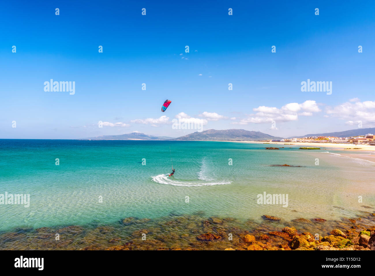 Espagne, Andalousie, Tarifa, kite surfer Banque D'Images