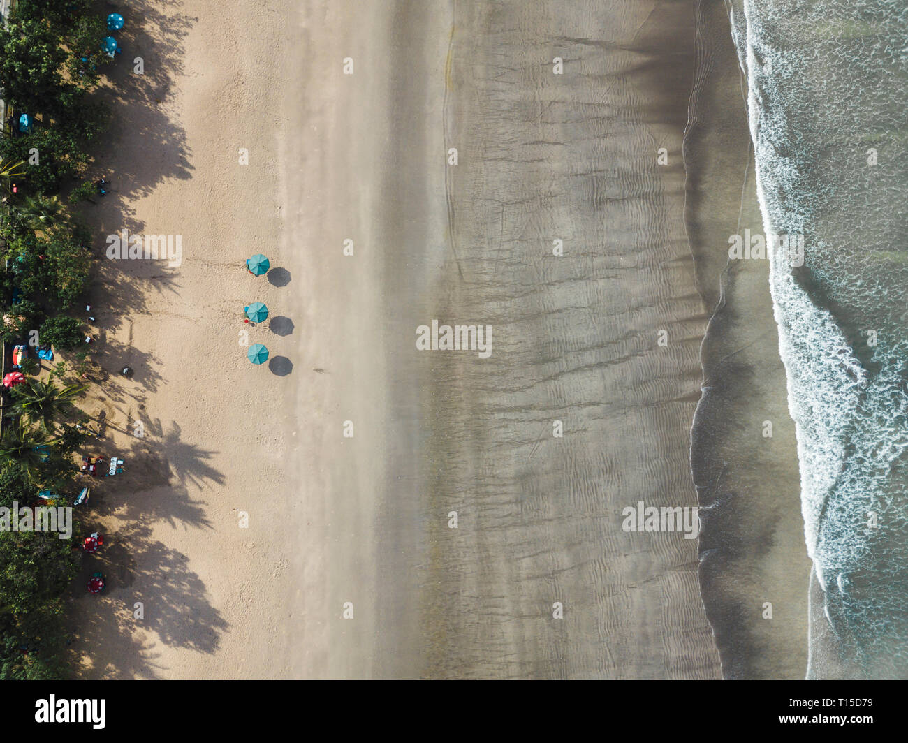 La plage de Kuta, Bali, trois parasols, vue aérienne Banque D'Images