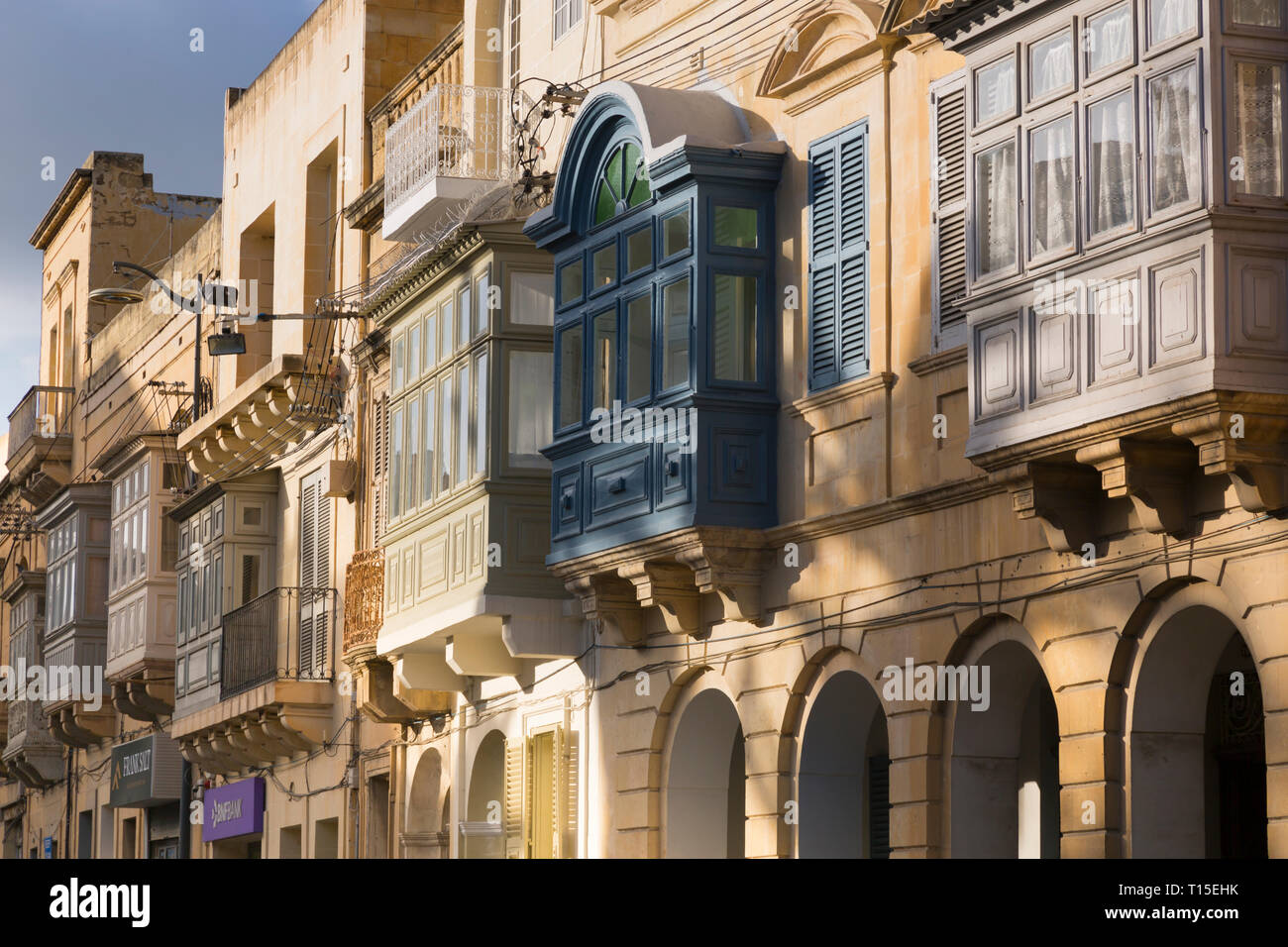 Malte, Gozo, Rabat, façades de maisons avec balcon Banque D'Images