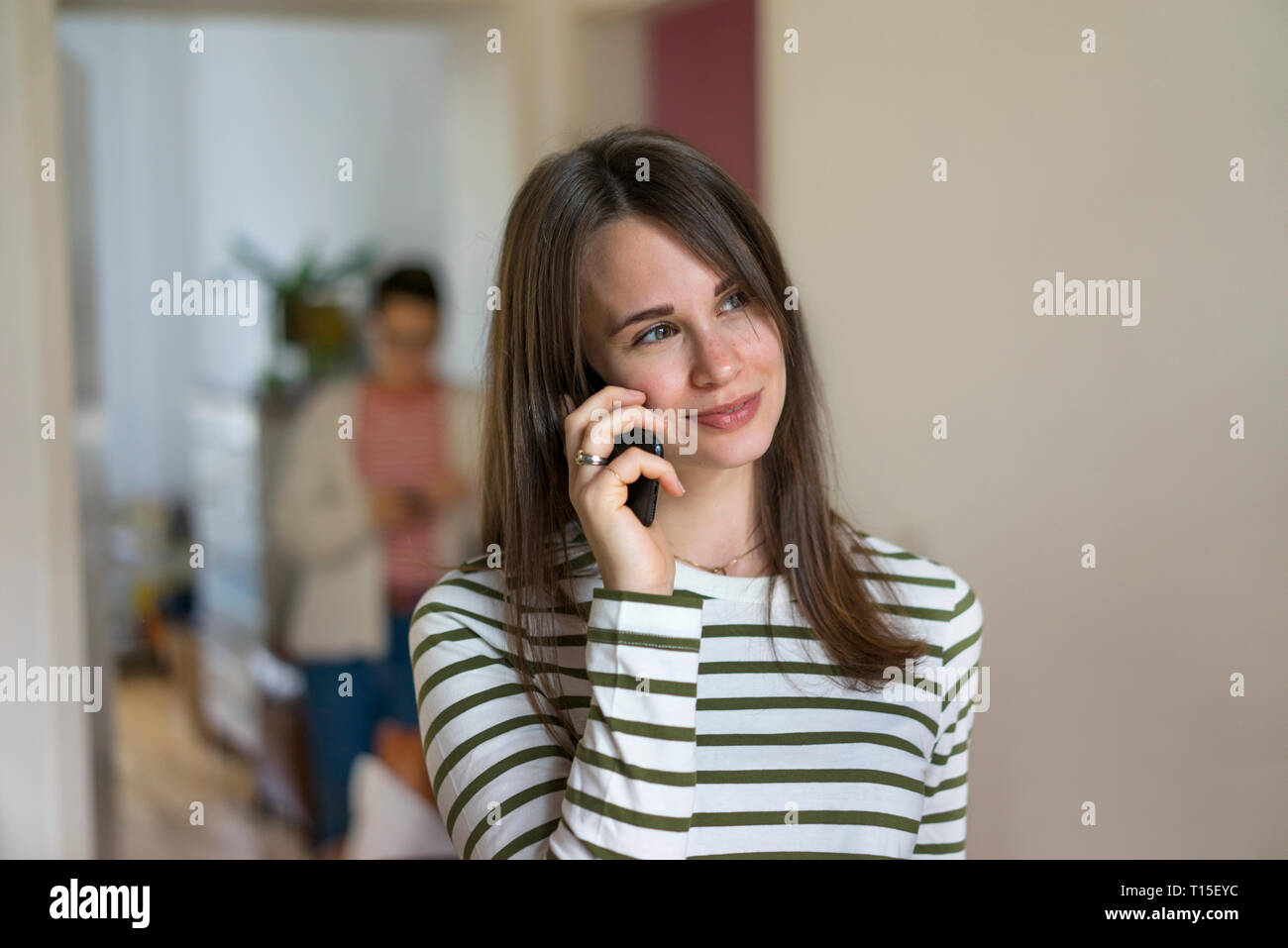 Jeune femme parlant au téléphone Banque D'Images