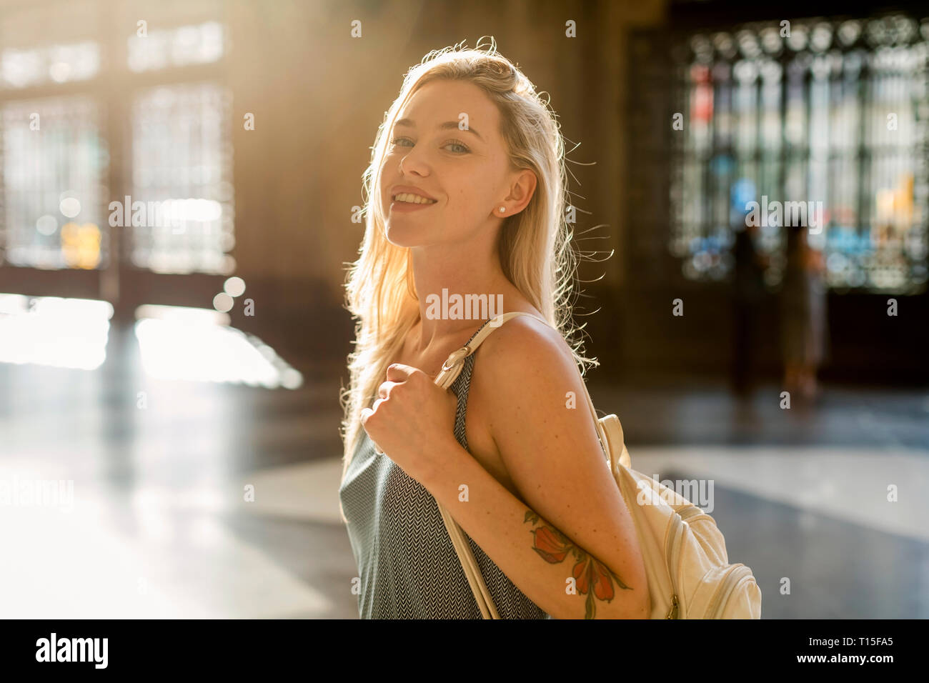 Portrait de jeune femme avec un tatouage en rétro-éclairage Banque D'Images