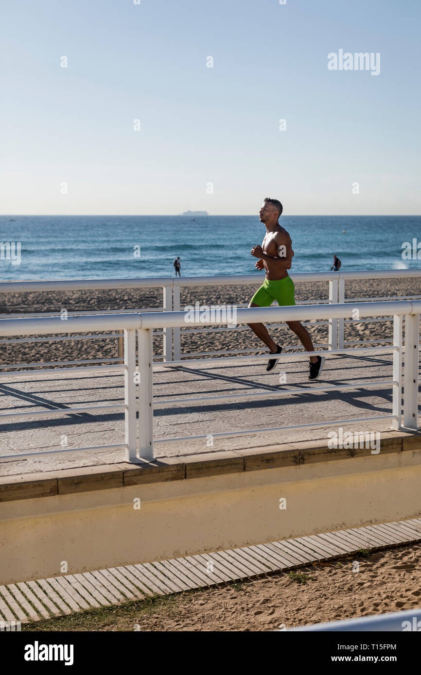 Nude man s'exécutant sur promenade au bord de l'eau Banque D'Images