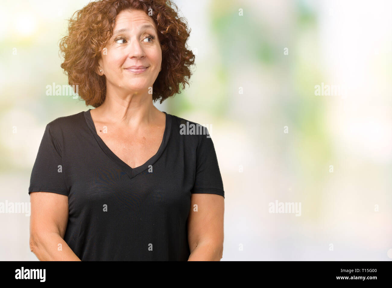 Beau milieu ager senior woman smiling fond isolé sur à côté et regardant loin de penser. Banque D'Images