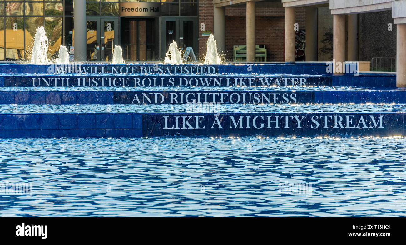 Miroir d'eau avec citation de Martin Luther King, Jr. au centre King, site de la Martin Luther King et Coretta Scott King tombe à Atlanta, GA. Banque D'Images