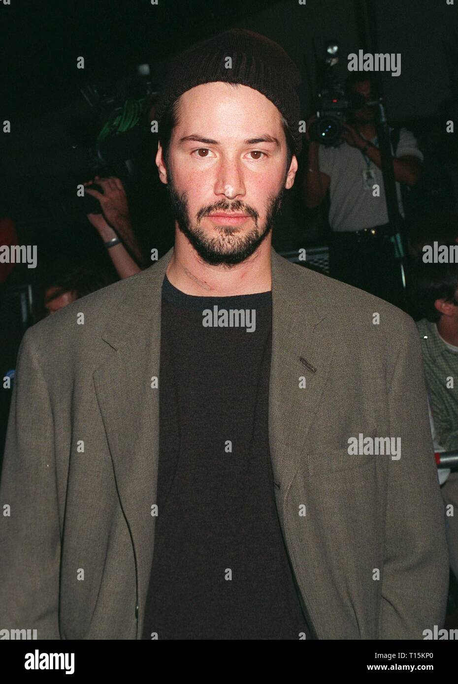 LOS ANGELES, CA. 13 octobre 1997 : l'acteur Keanu Reeves lors de la première mondiale de son nouveau film, 'Devil's Advocate.' Il a des étoiles dans le film avec Al Pacino. Banque D'Images