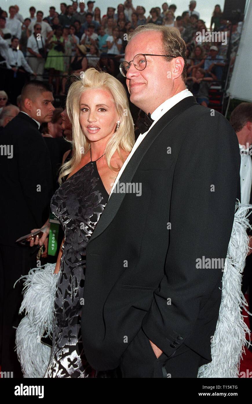 LOS ANGELES, CA. 15 septembre 1997 : Kelsey Grammer & épouse Camille Grammer au Emmy Awards à Pasadena. Banque D'Images