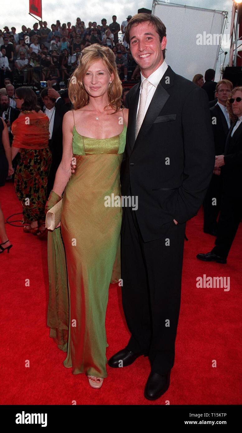 LOS ANGELES, CA. 14 septembre 1997 : ER star Noah Wyle & Tracy Warbin à l'Emmy Awards de Pasadena. Banque D'Images