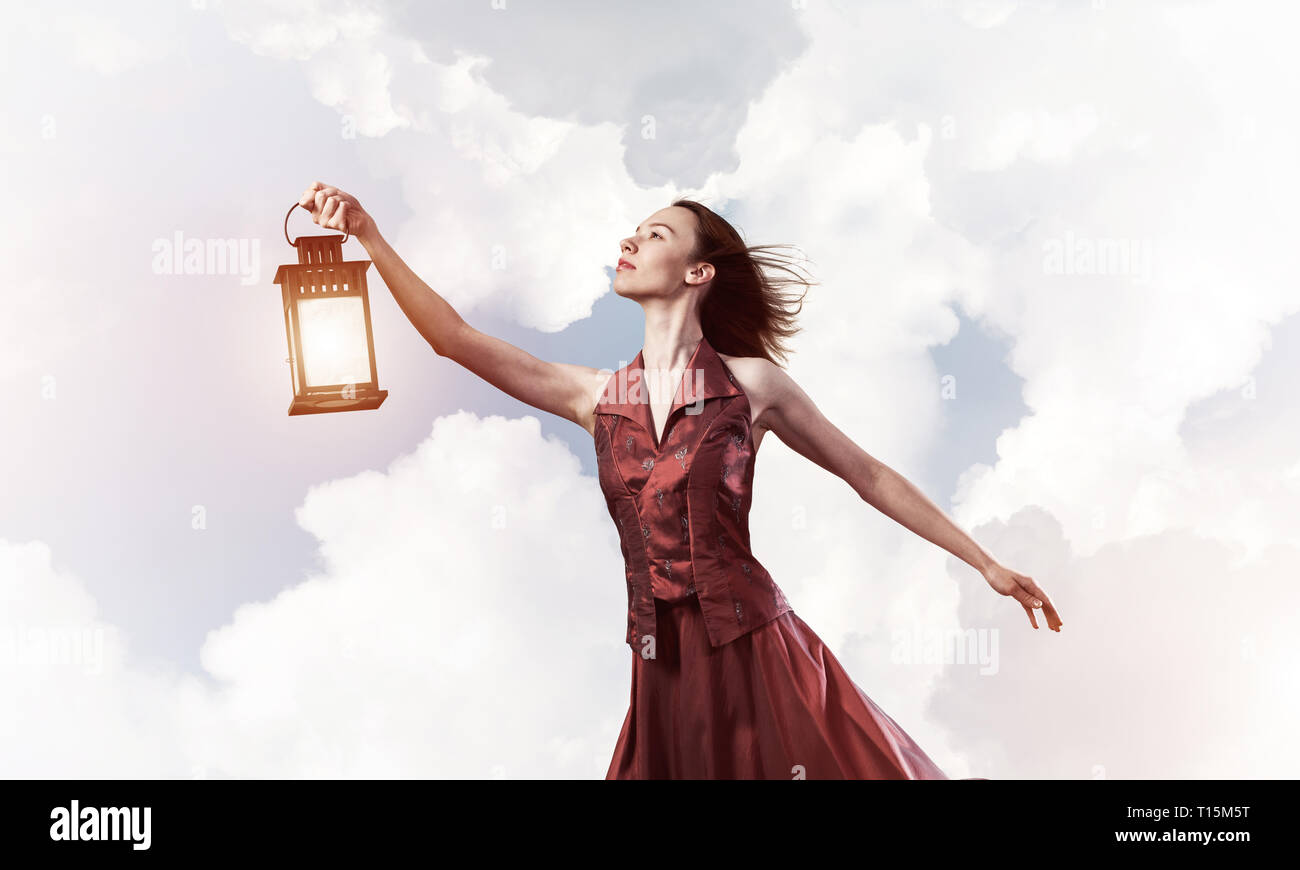 Jolie jeune fille muse avec vieille lanterne dans la main au jour d'été  Photo Stock - Alamy