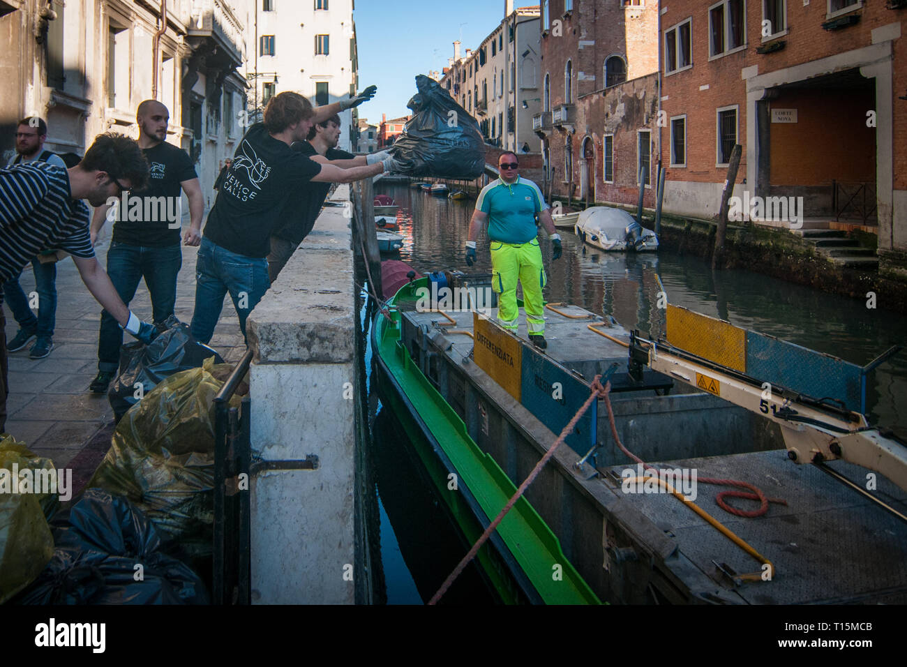 Venise, Italie - 23 mars, 2019. Les bénévoles sacs de plastique recueillies  sur les hauts-fonds de la ville en un bateau des ordures de la municipalité  le 23 mars 2019, à Venise