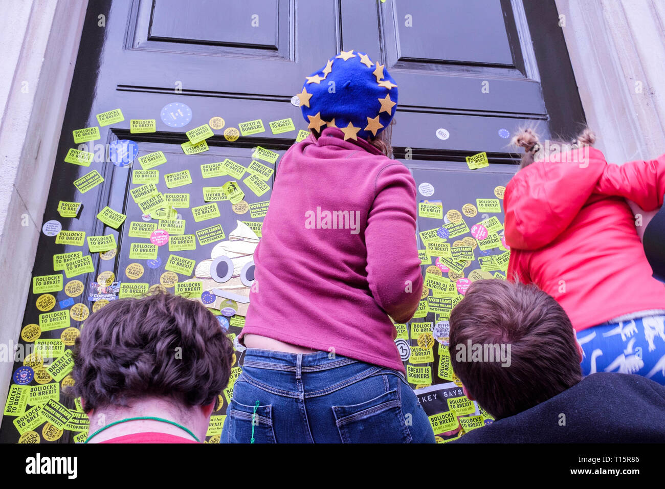 Londres, Royaume-Uni. 23 mars 2019. Des centaines de milliers de personnes défilent dans le centre de Londres exigeant un second vote sur le Royaume-Uni est membre de l'Union européenne. Sur la photo : UE Pro Remainers poster des centaines d'anti-Brexit autocollants sur les portes de l'immeuble de bureaux du Cabinet du Gouvernement britannique à Whitehall. Credit : Mark Phillips/Alamy Live News Banque D'Images