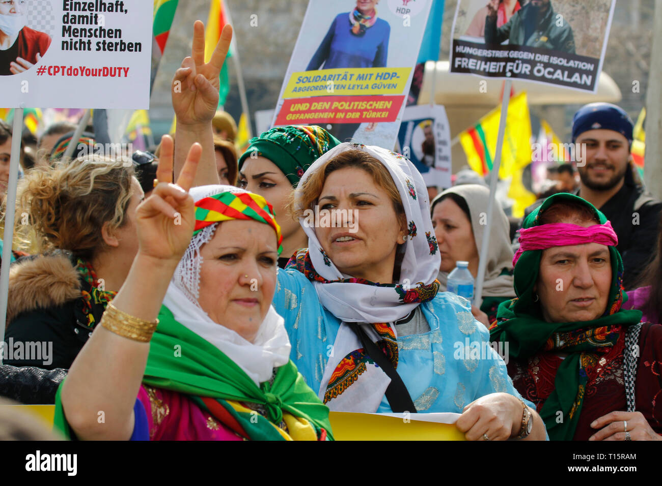 Francfort, Allemagne. 23 mars 2019. Une femme kurde en vêtements  traditionnels fait un signe de victoire. Plusieurs milliers de Kurdes ont  défilé à Francfort, pour célébrer la nouvelle kurde Nawroz, festival de