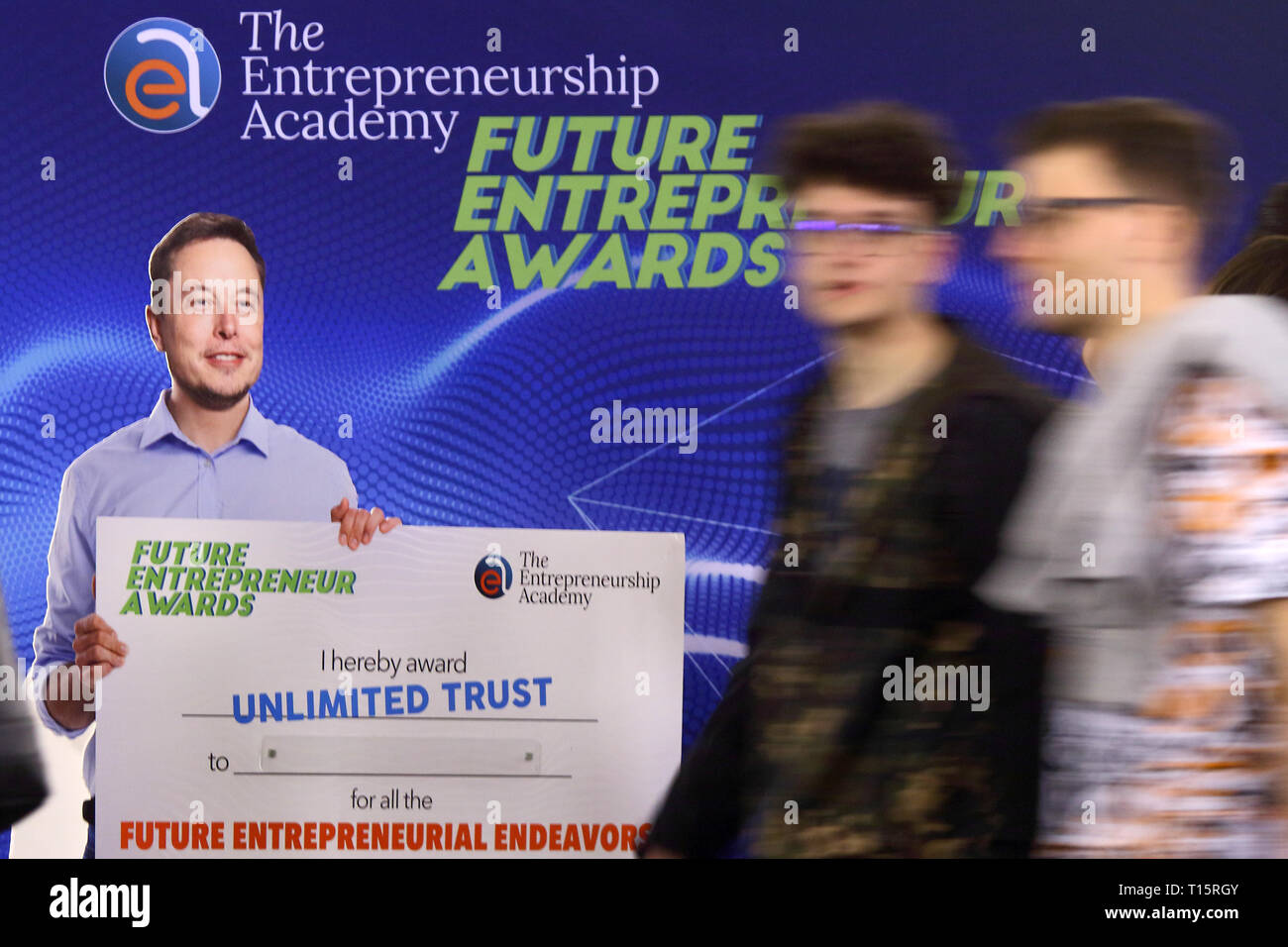 Bucarest, Roumanie. Mar 23, 2019. Bucarest, Roumanie - le 23 mars 2019 : Une Vie Elon Musk découpe taille peut être vu à l'Académie de l'entrepreneuriat Le "stand" à l'Université Internationale Roumaine (juste RIUF), à Bucarest. Credit : lcv/Alamy Live News Banque D'Images