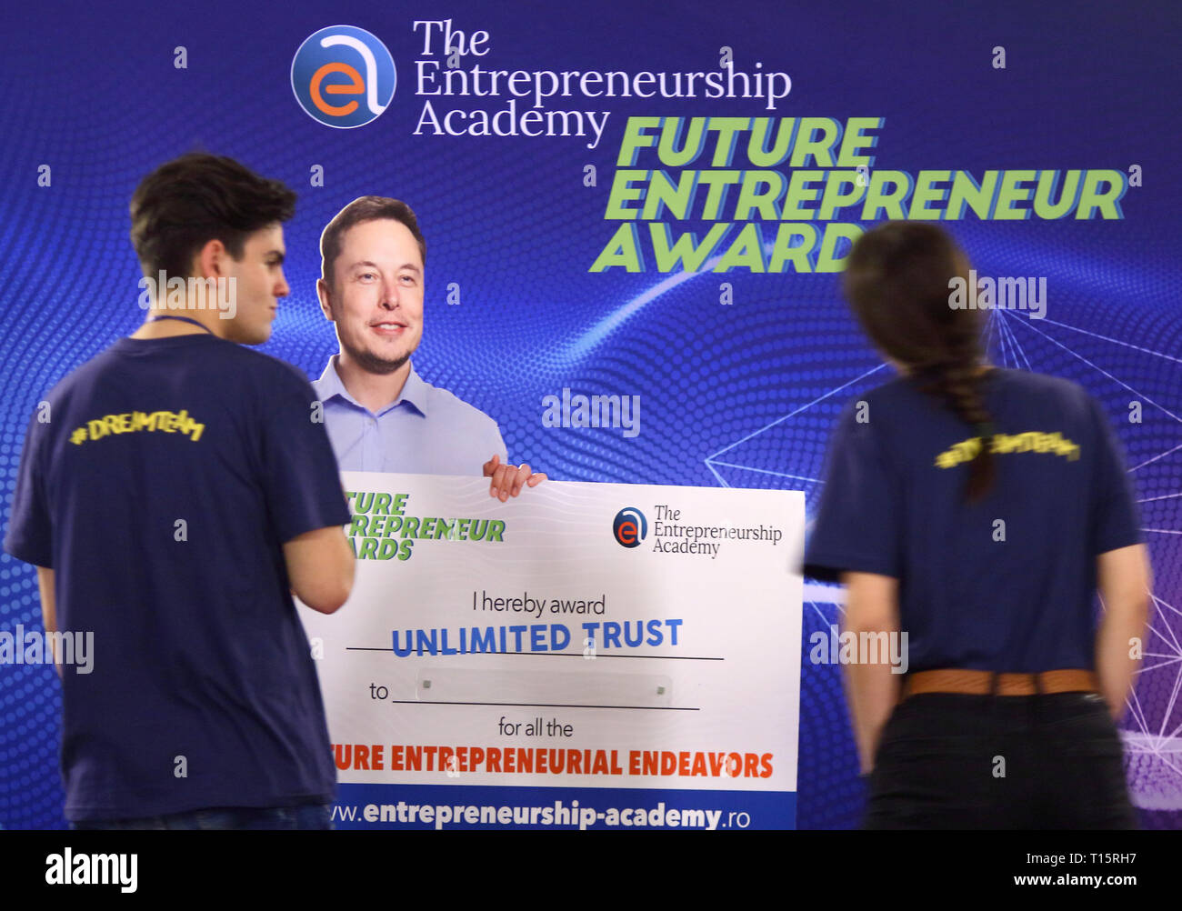 Bucarest, Roumanie. Mar 23, 2019. Bucarest, Roumanie - le 23 mars 2019 : Une Vie Elon Musk découpe taille peut être vu à l'Académie de l'entrepreneuriat Le "stand" à l'Université Internationale Roumaine (juste RIUF), à Bucarest. Credit : lcv/Alamy Live News Banque D'Images