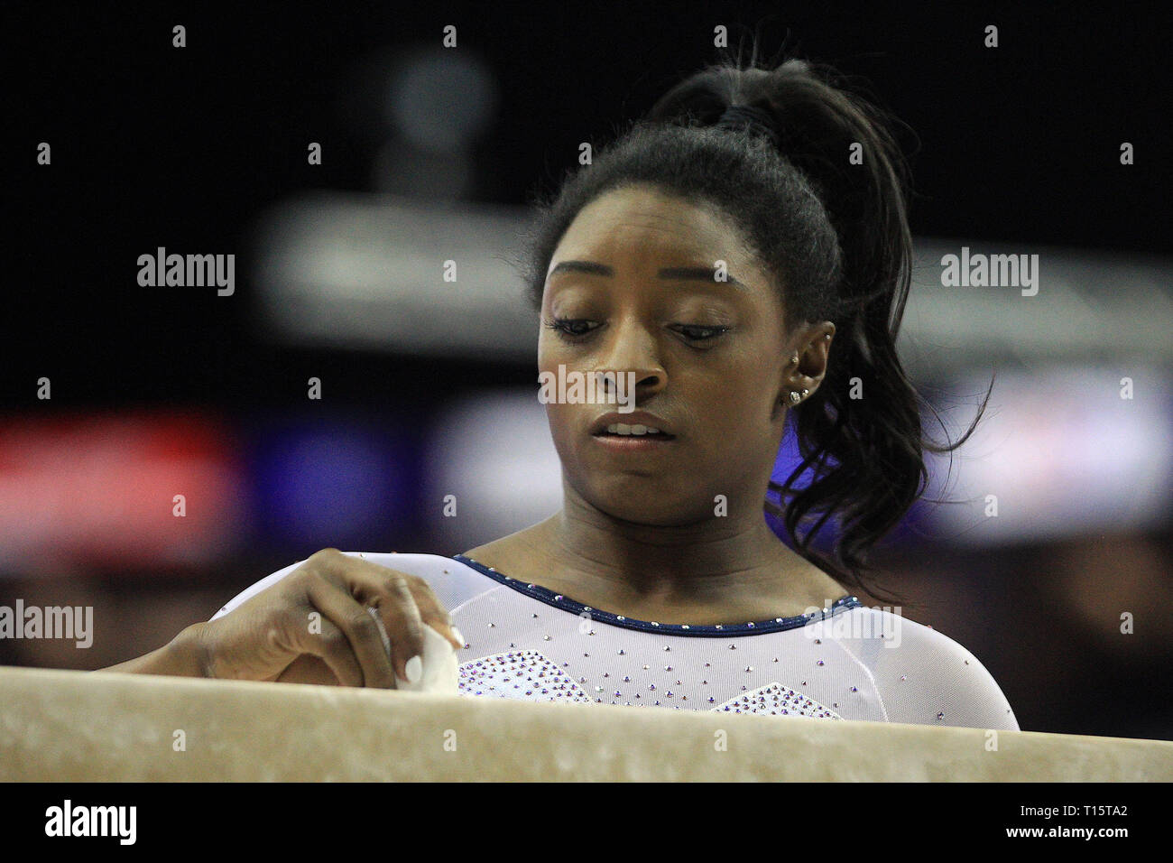 Londres, Royaume-Uni. 23 Mar 2019. Simone Biles des USA se prépare à sa routine. Superstars de gymnastique, à l'O2 à Londres le samedi 23 mars 2019. Utilisation éditoriale seulement. photo par Steffan Bowen/Andrew Orchard la photographie de sport/Alamy Live News Banque D'Images