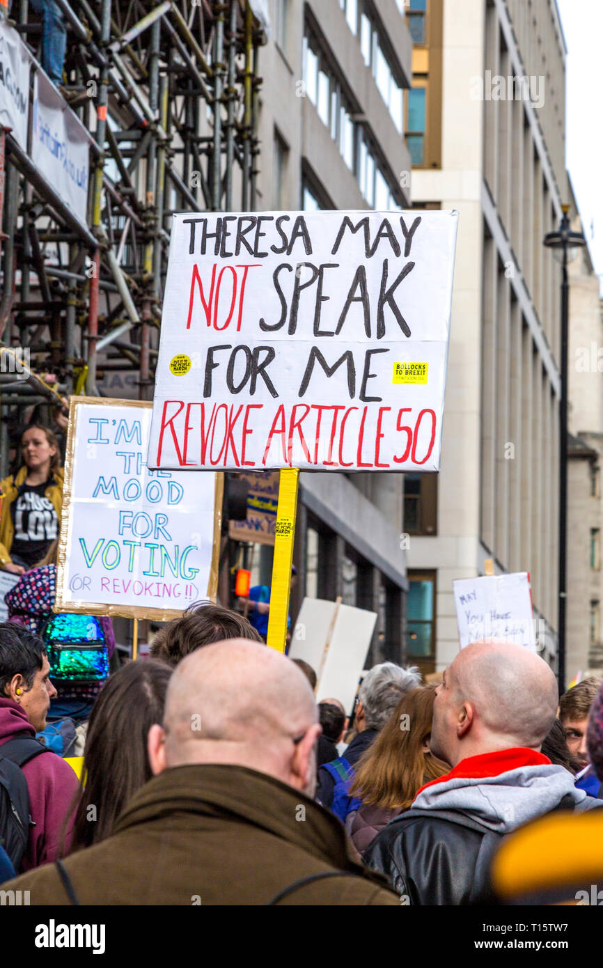 Londres, Royaume-Uni. 23 Mar 2019. Plus d'un million de personnes mars pour le vote du peuple, à un second référendum sur Brexit, panneau disant 'Theresa peuvent ne pas parler pour moi, de révoquer l'article 50' Credit : Nathaniel Noir/Alamy Live News Banque D'Images