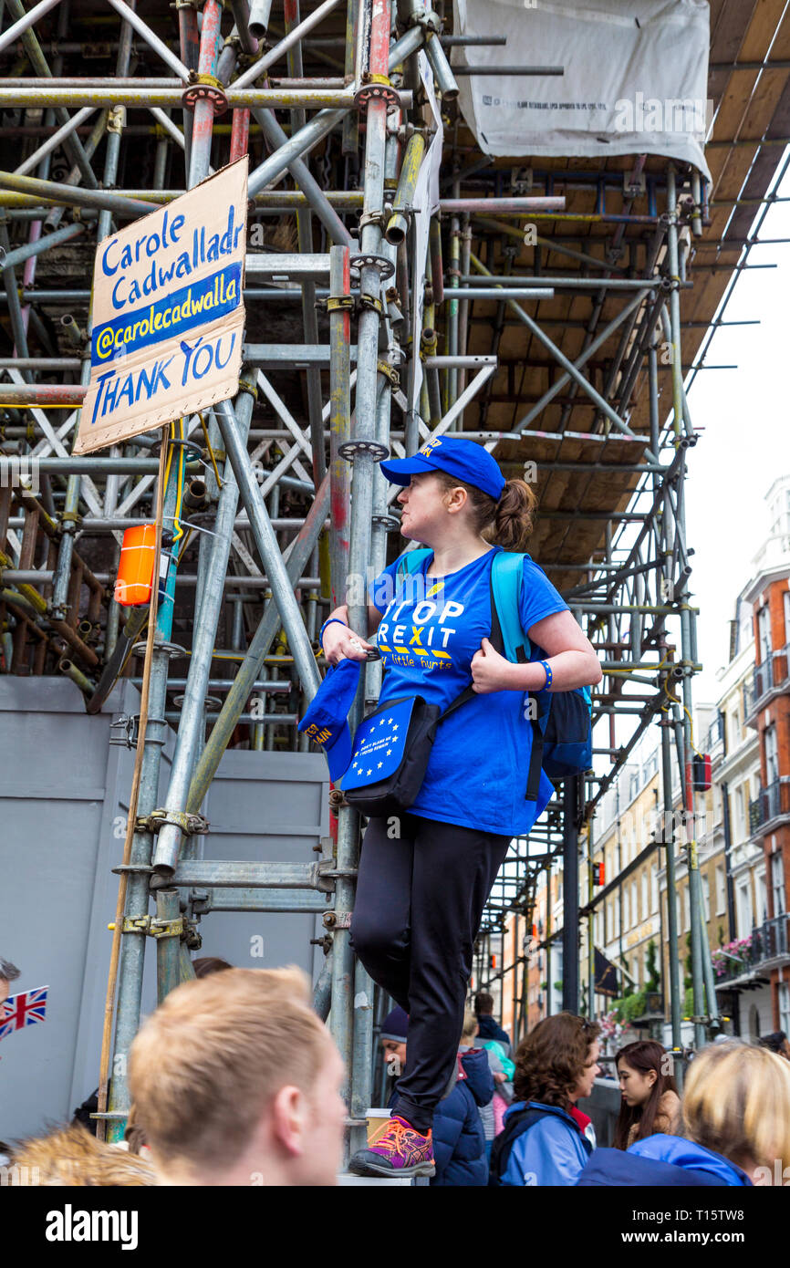 Londres, Royaume-Uni. 23 Mar 2019. Plus d'un million de personnes mars pour le vote du peuple, à un second référendum sur Brexit, Carole Cadwalladr debout sur un échafaudage Crédit : Nathaniel Noir/Alamy Live News Banque D'Images