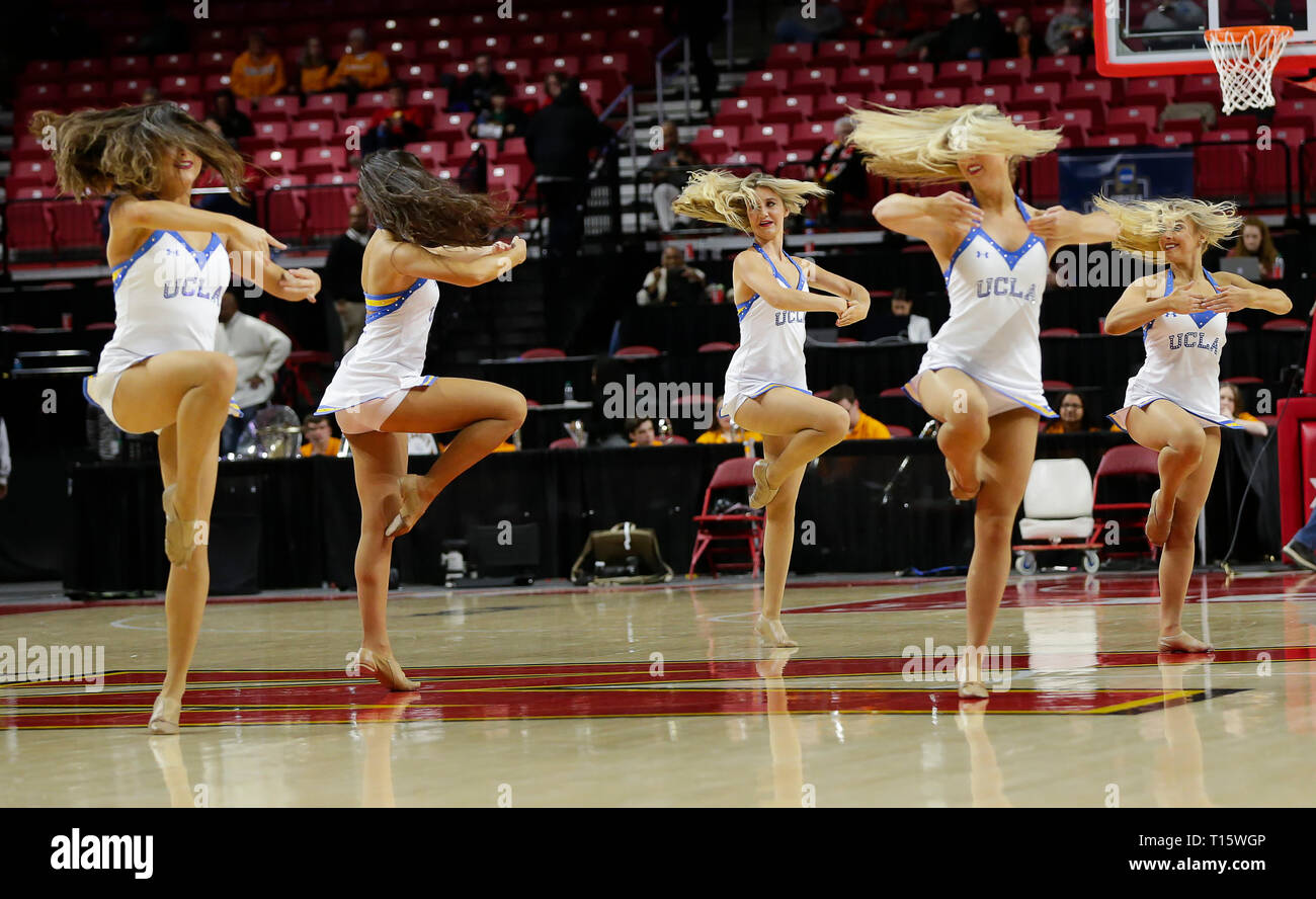 College Park, MD, USA. Mar 23, 2019. La danse de l'UCLA les membres de l'équipe effectuent au cours d'une première ronde de la NCAA Women's Championship match entre l'Ohio Lady Vols et l'UCLA Bruins à l'Eurosport France Centre à College Park, MD. Justin Cooper/CSM/Alamy Live News Banque D'Images