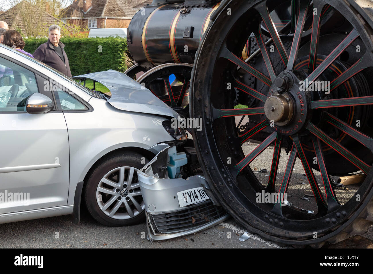 Great Barton, Suffolk, UK. 23 mars 2019. Accident de la route impliquant un moteur de traction à vapeur et une Volkswagen Sharan/Touran en grand Barton, Suffolk, UK 23/03/19 à environ 14.30pm Crédit : David J. Green/Alamy Live News Banque D'Images