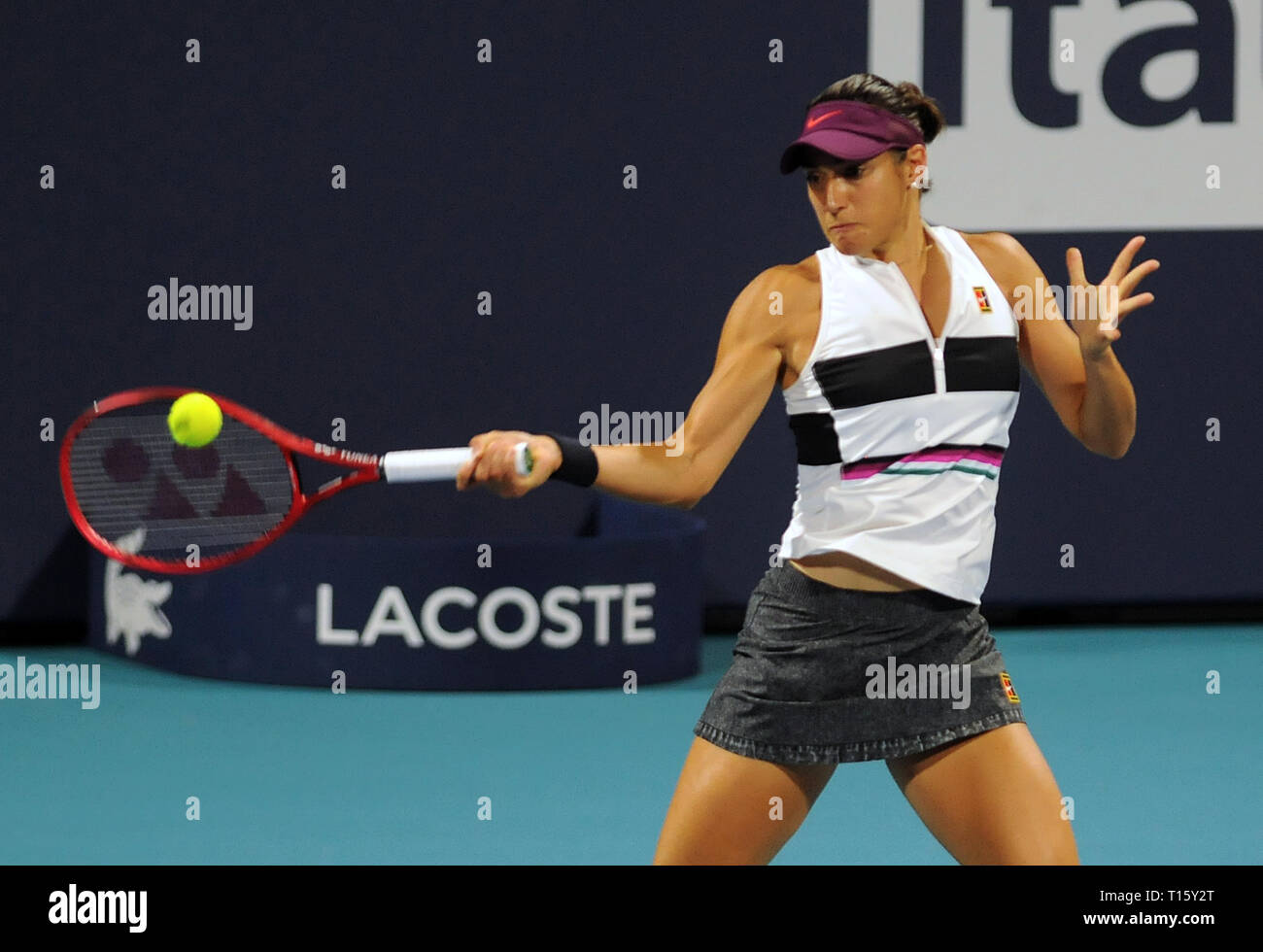 Miami, USA. Mar 21, 2019. Caroline Garcia de la France renvoie un projectile contre Victoria Azarenka du Bélarus au Hard Rock stade lors de l'Open de Miami le 21 mars 2019 à Miami Gardens, en Floride. Garcia a battu Azarenka 6-3, 6-4. (Paul Hennessy/Alamy) Crédit : Paul Hennessy/Alamy Live News Banque D'Images