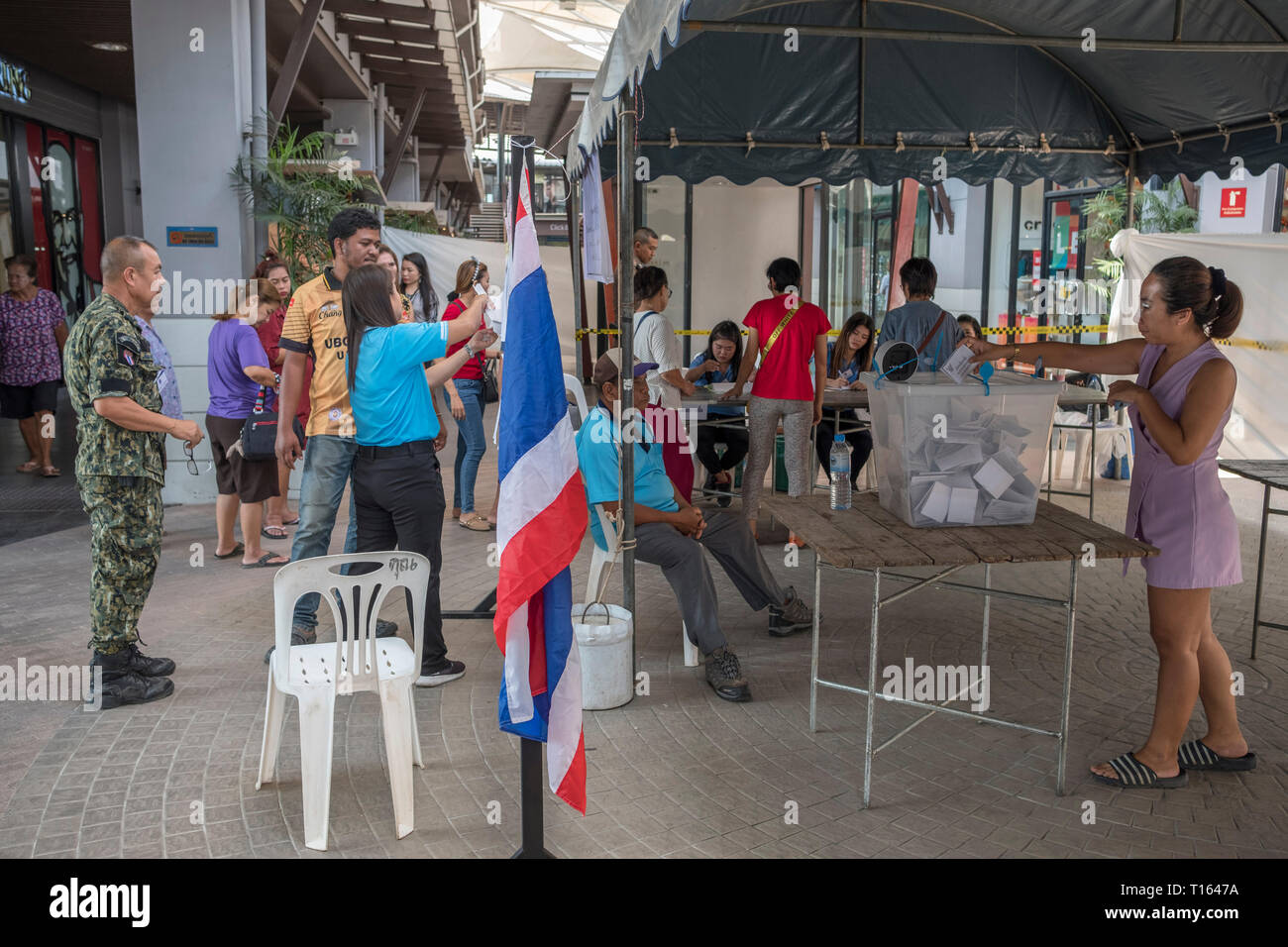 Chalong, Thaïlande. 24Th Mar 2019. Les thaïlandais à voter dans un domaine au cours de la Thaïlande 2019 Élection générale à Chalong, Phuket, Thailande. Credit : Lou Linwei/Alamy Live News Banque D'Images