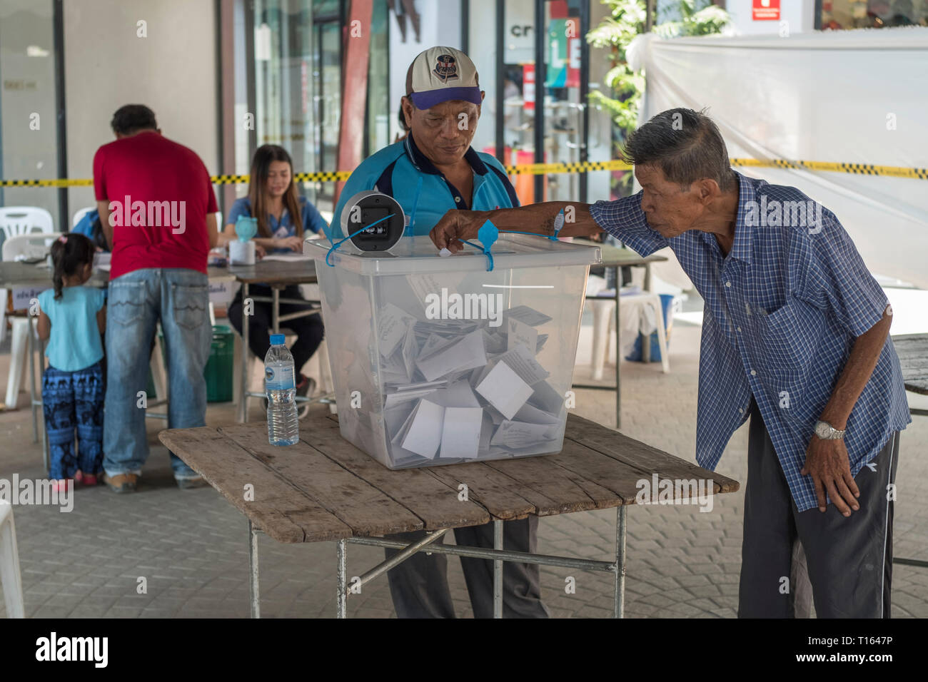 Chalong, Thaïlande. 24Th Mar 2019. Thai man jette son bulletin lors des élections générales 2019 Thaïlande à Chalong, Phuket, Thailande. Credit : Lou Linwei/Alamy Live News Banque D'Images