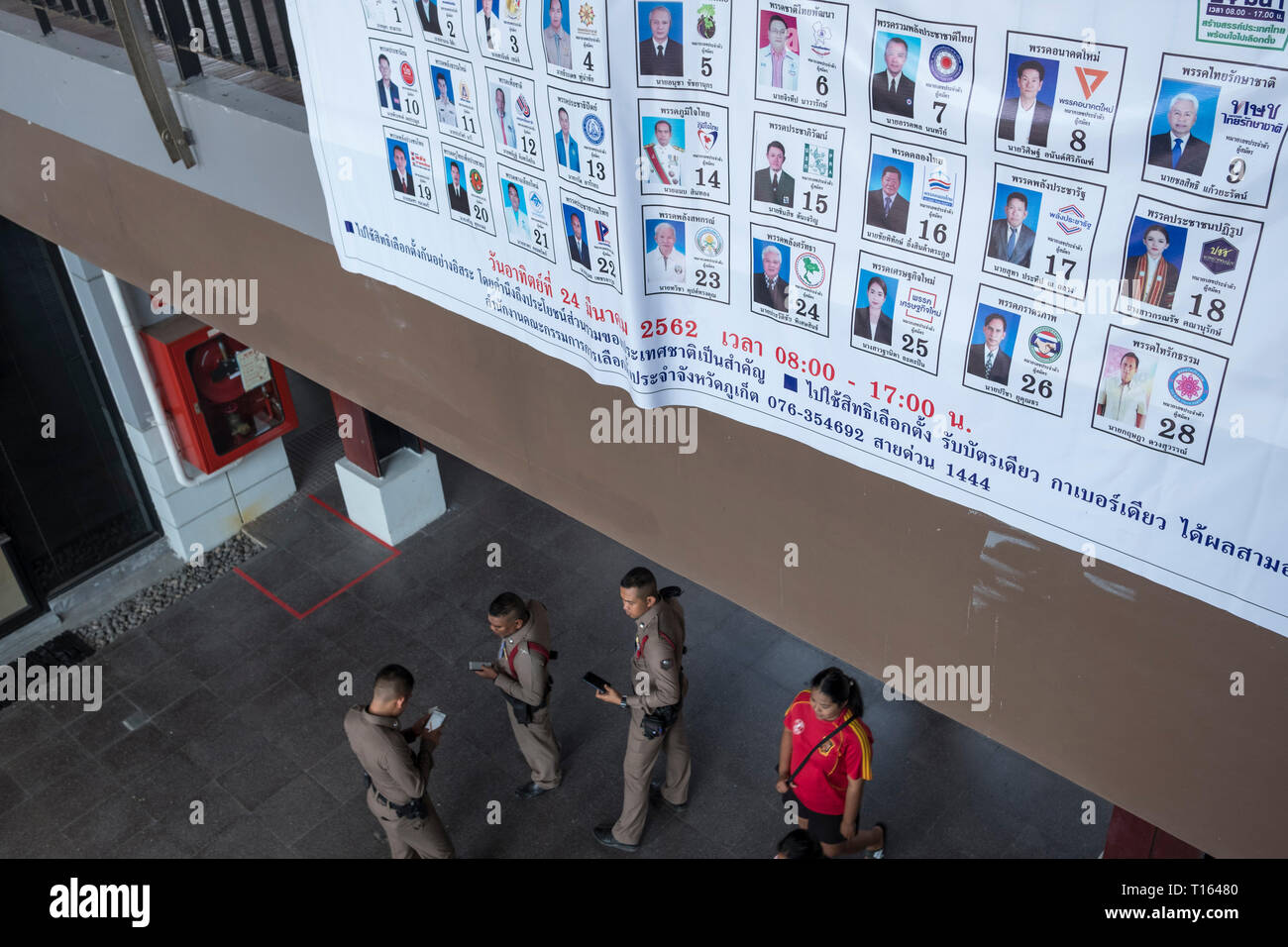 Chalong, Thaïlande. 24Th Mar 2019. Un conseil avec les profils des candidats à un bureau de vote lors des élections générales 2019 Thaïlande à Chalong, Phuket, Thailande. Credit : Lou Linwei/Alamy Live News Banque D'Images