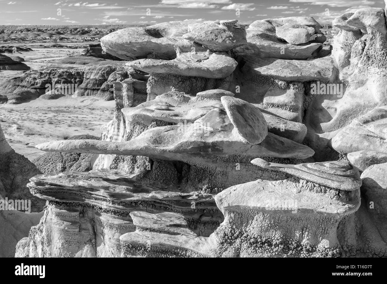 L'érosion des couches de cheminées sculptées en forme de vaisseaux spatiaux dans l'/BIsit De-Na-Zin Désert du Nouveau Mexique. Banque D'Images