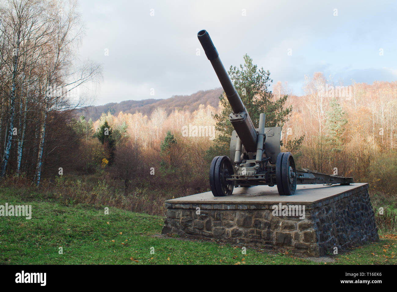 Mémorial sur Dukelsky Priesmyk en Slovaquie, cannon forment la seconde guerre 2 symbole de la libération. Banque D'Images