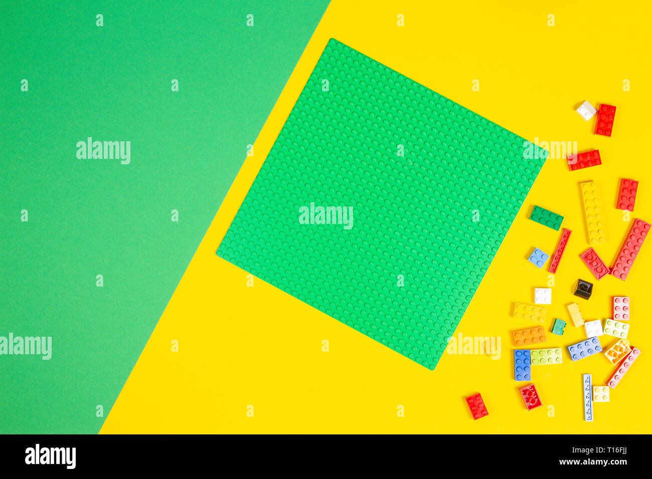 Les blocs de lego colorés sur la table. Vue d'en haut Banque D'Images