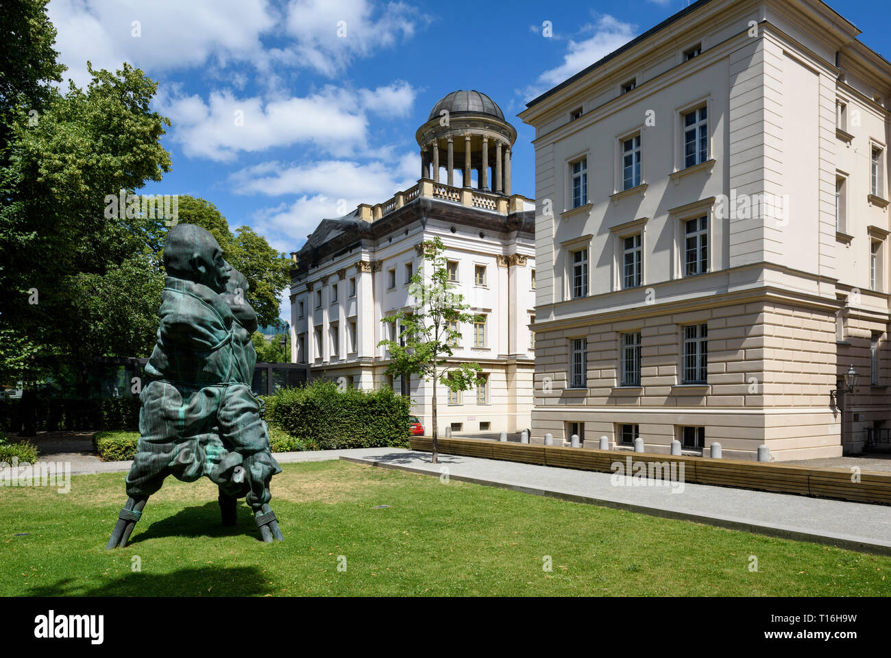 Berlin. L'Allemagne. Bettina Berggruen jardin, jardin de sculptures avec le Musée Bröhan (droite) et musée Berggruen (à gauche), Schloßstraße, Charlottenburg. Banque D'Images