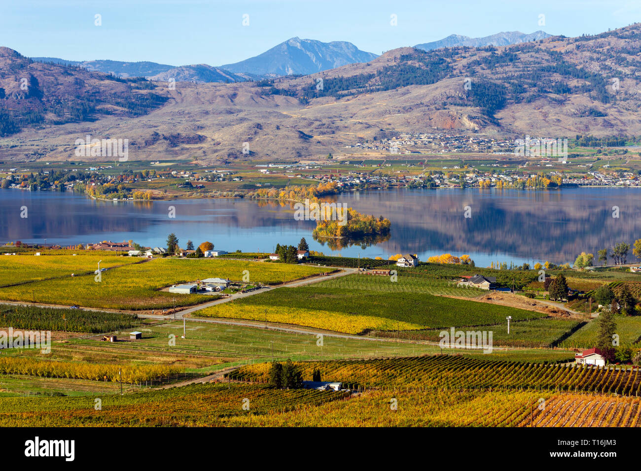 Voir la ville d'Osoyoos et le lac Okanagan, Colombie-Britannique, Canada. Osoyoos est une ville dans la région de l'Okanagan, Colombie-Britannique, Canada Banque D'Images