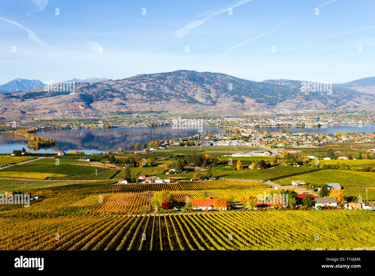 Voir la ville d'Osoyoos et le lac Okanagan, Colombie-Britannique, Canada. Osoyoos est une ville dans la région de l'Okanagan, Colombie-Britannique, Canada Banque D'Images