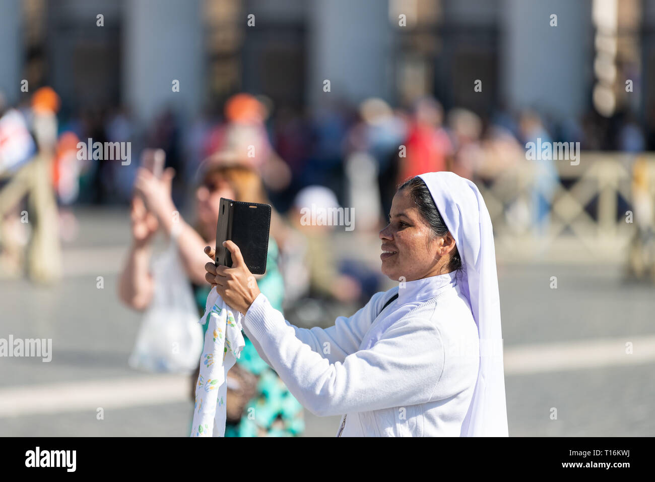 Rome, Italie - 5 septembre 2018 : Closeup portrait de Christian religieuse catholique heureux portrait en habit blanc voile audience générale du pape souriant taki Banque D'Images