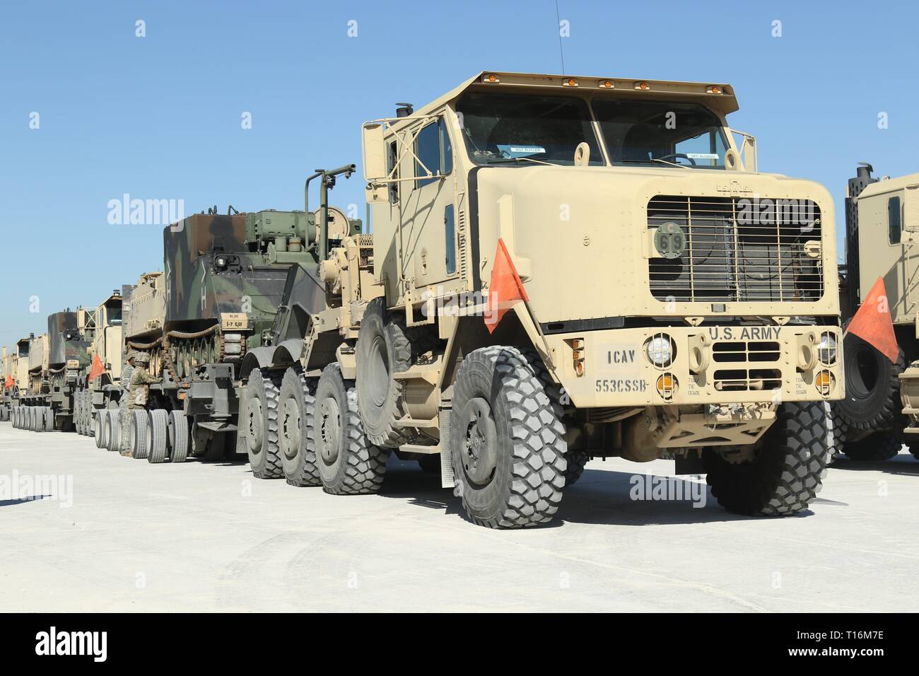 Les soldats de la 96ème avec Wagonmaster Transportation Company, 553e Bataillon de soutien au maintien en puissance de combat, 1re Division de cavalerie, Brigade de soutien chargés de l'équipement lourd (HETS) Systèmes de transport pour le mouvement au cours de port à fort activités au Port de Beaumont à Beaumont, au Texas, le 21 mars 2019. 1St Cav. Div. Sust. Bde. va transporter près d'un centaine de 1st Armored Brigade Combat Team suivre les véhicules et conteneurs à Fort Hood, au Texas, à l'appui de leur redéploiement à partir de l'Europe. (U.S. Photo de l'armée par la CPS. Calab Franklin) Banque D'Images