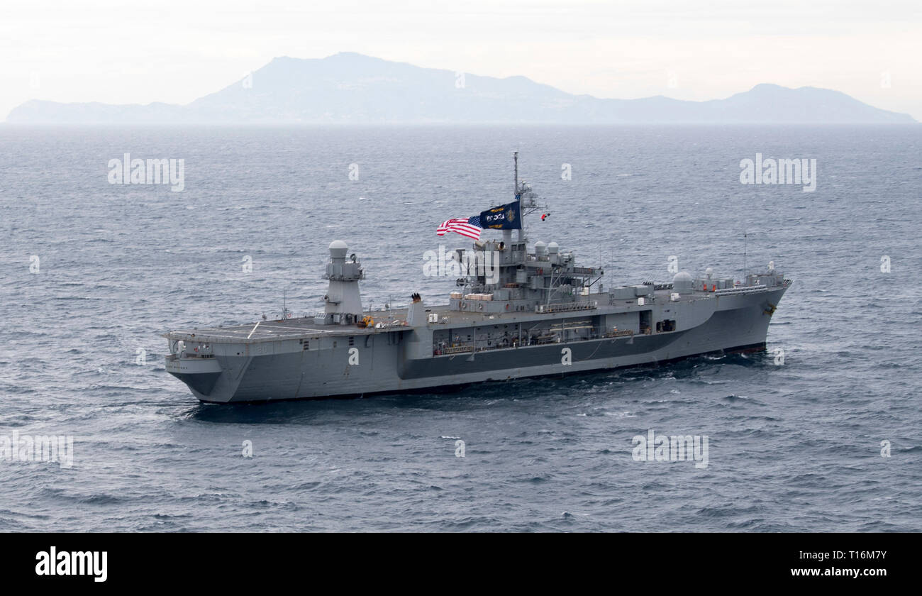 190319-N-BT677-0061 MER MÉDITERRANÉE (20 mars 2019) Le Blue Ridge-class et de contrôle, le USS Mount Whitney (LCC 20) vole la bataille de l'étoile le mât principal pendant qu'ils sont en cours. Le Mont Whitney, l'avant-déployé à Gaeta, Italie, fonctionne avec un équipage de marins de la Marine américaine et militaire Commande de transport maritime Les marins du service civil. (U.S. Photo par marine Spécialiste de la communication de masse de la classe 3ème Jonathan Mot/libéré) Banque D'Images