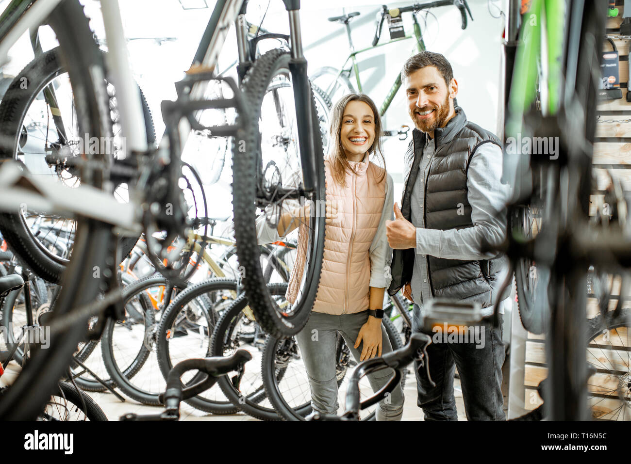 Vendeur aider les jeunes femme de choisir un nouveau vélo pour acheter  l'article dans le magasin de bicyclettes Photo Stock - Alamy