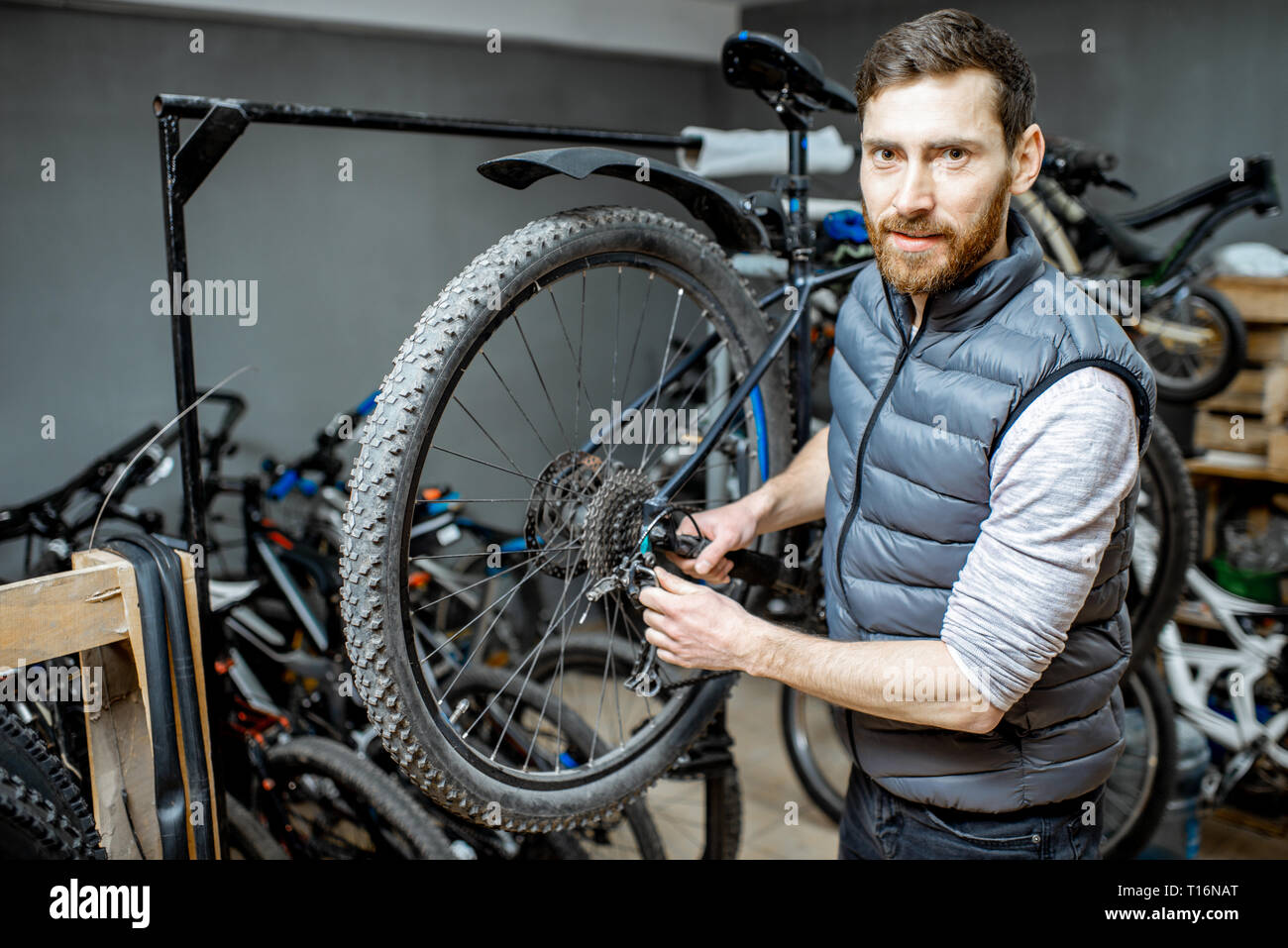 Servant un réparateur beau vélo, régler certains dysfonctionnements, le sélecteur de vitesse à l'atelier Banque D'Images