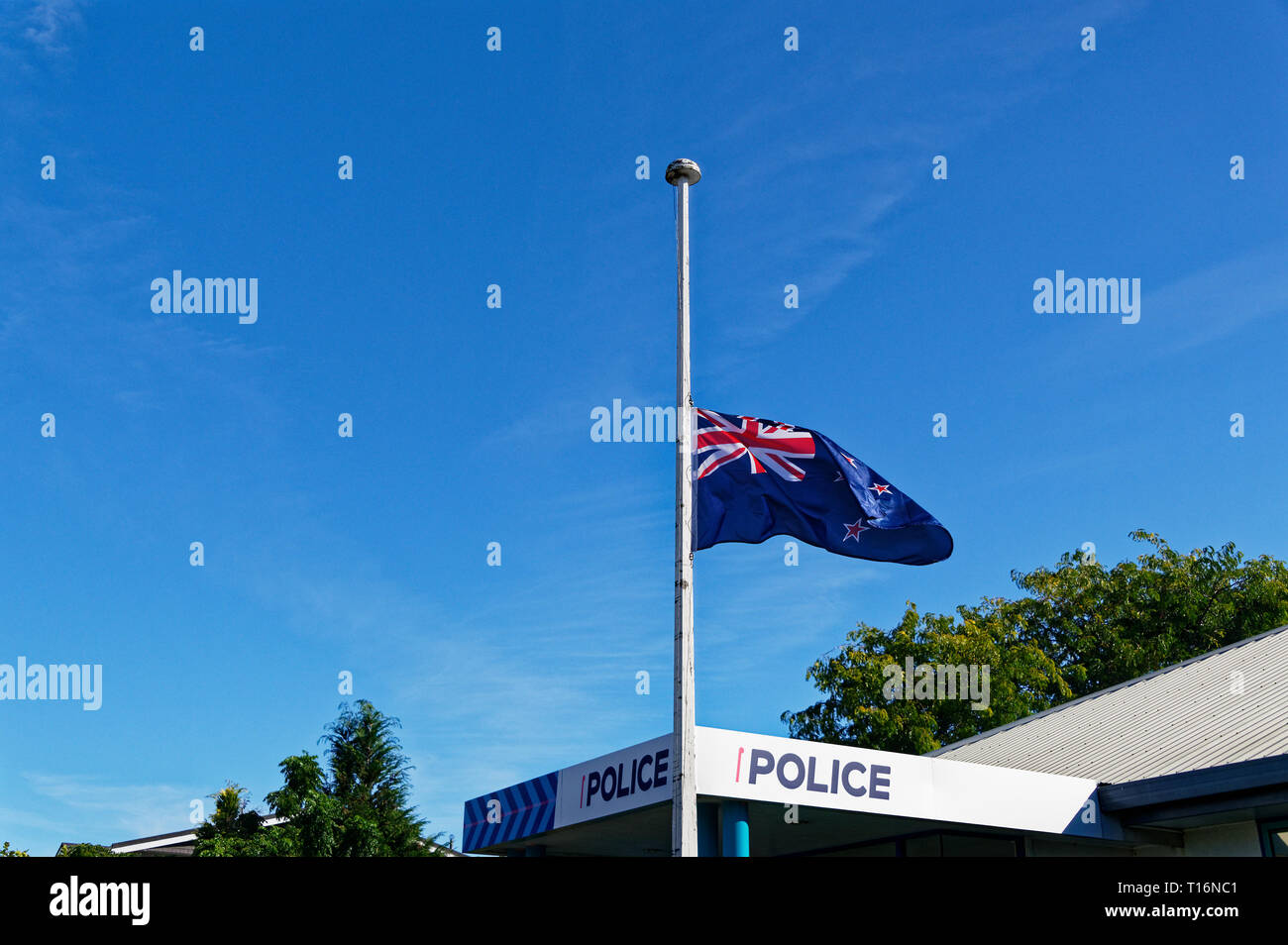 La Nouvelle Zélande drapeau en berne à l'extérieur d'un poste de police, après la fusillade à Christchurch Banque D'Images