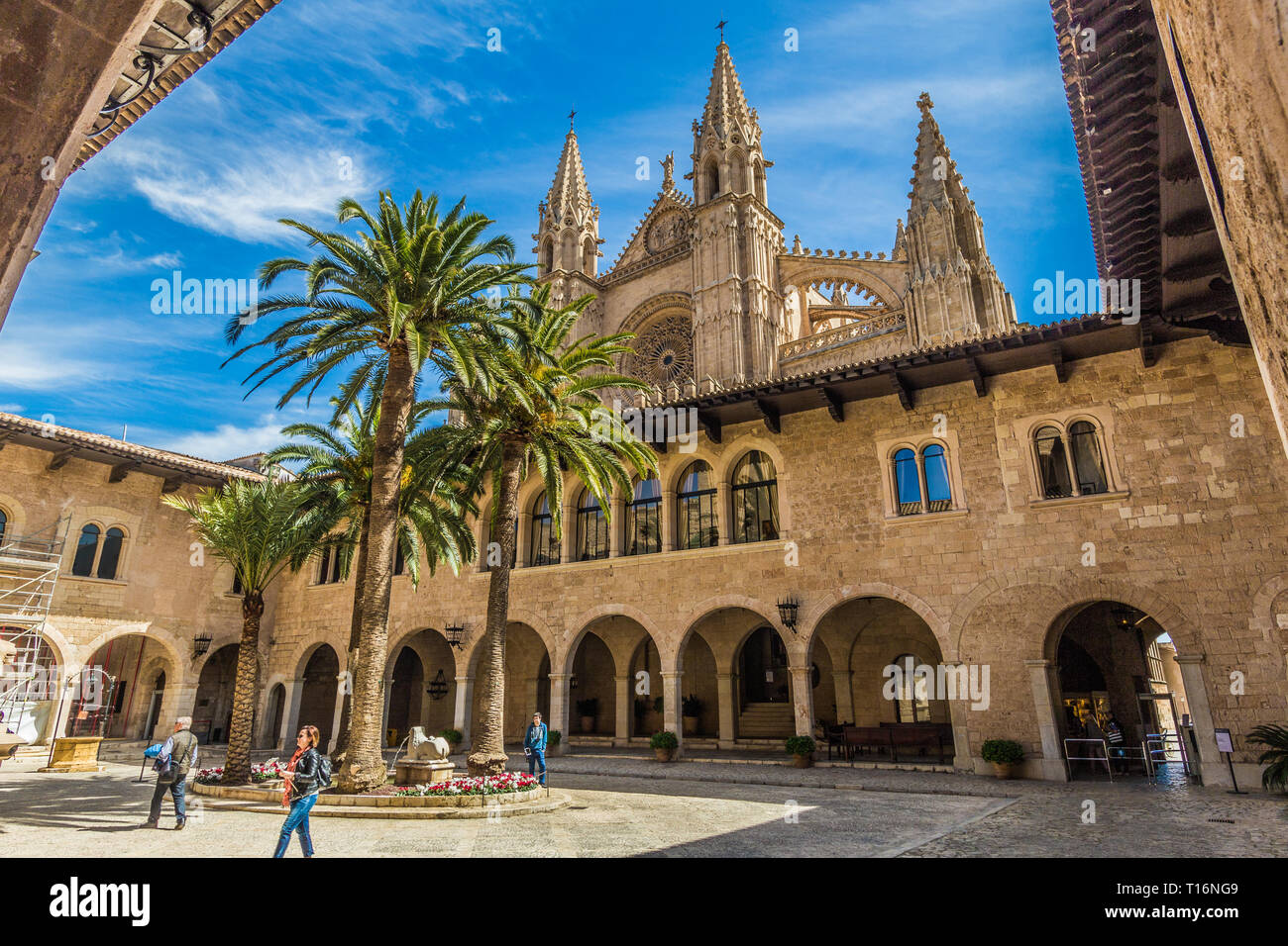 Palais Royal de l'Almudaina cour avec le haut de la cathédrale de Palma en voir un peu plus le toit. Pas de touristes à visiter sur une journée ensoleillée,. Banque D'Images