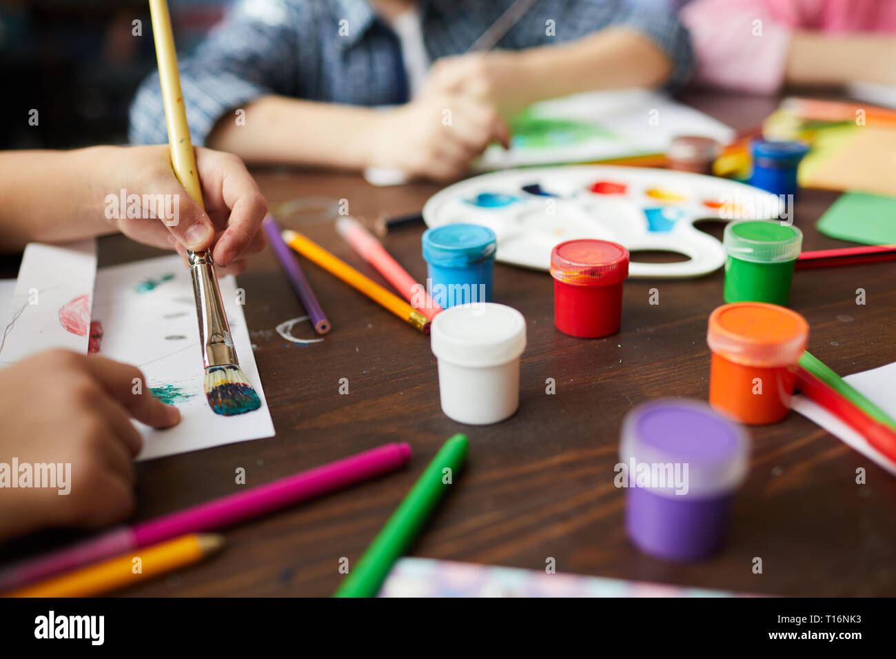 Libre des enfants en classe d'Art Peinture Banque D'Images
