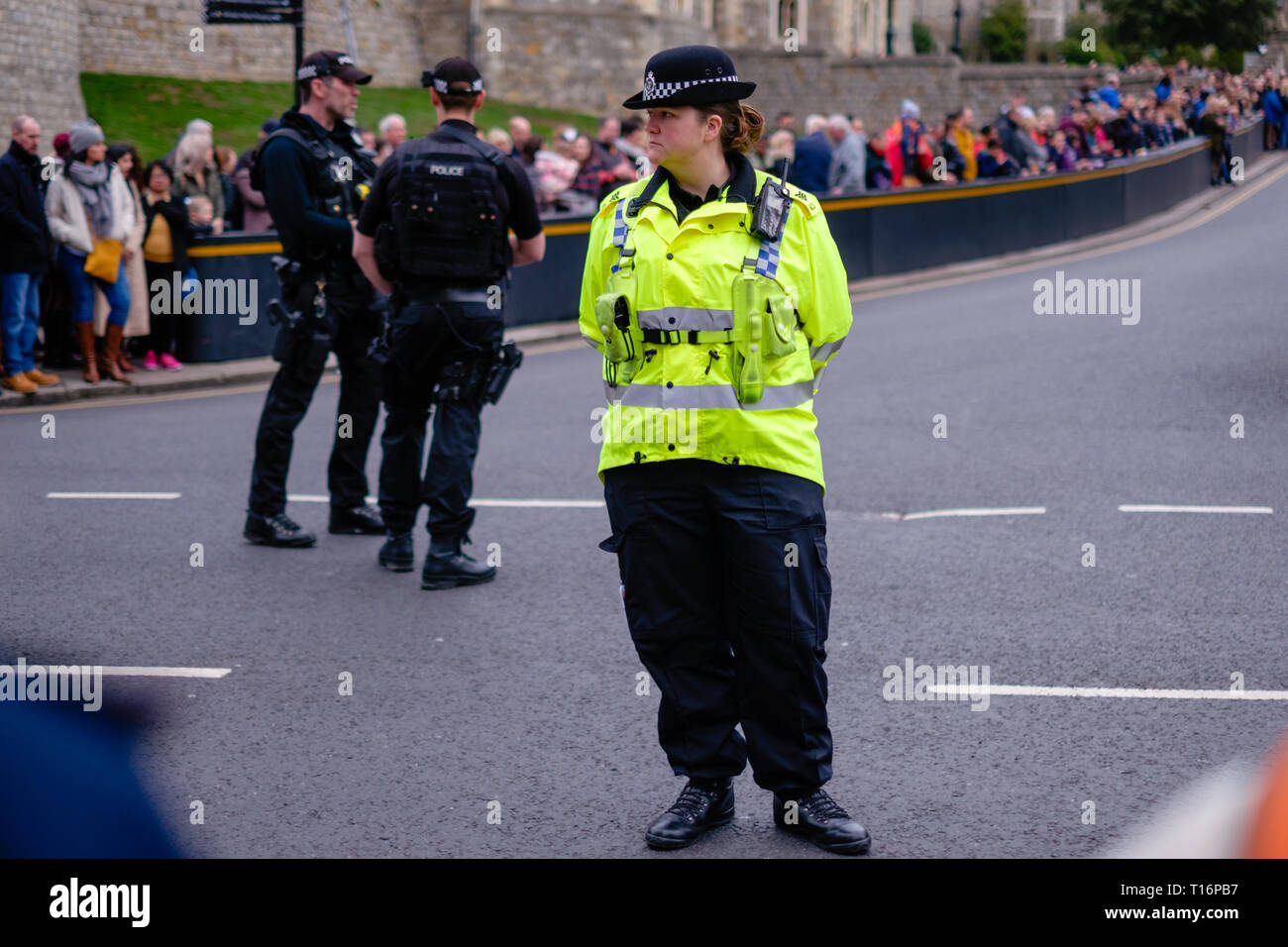 Une femme policier en service à l'extérieur du château de Windsor, Royaume-Uni Banque D'Images
