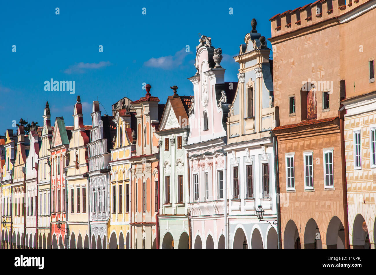 Une façade de maisons Renaissance et baroques à Telc, région de Vysocina en République tchèque (site du patrimoine mondial de l'UNESCO) Banque D'Images