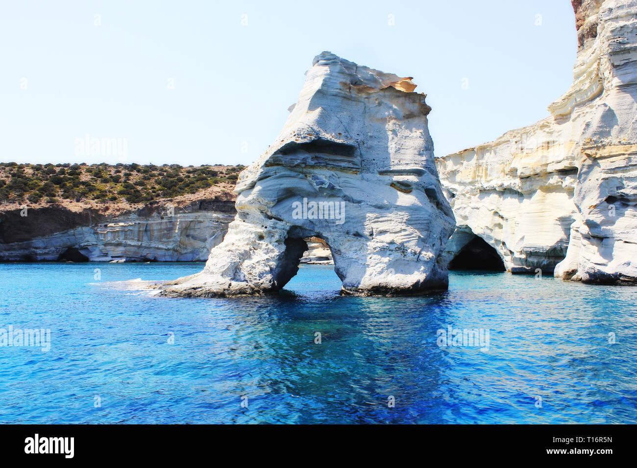 Scenic Kleftiko des formations rocheuses et des grottes à proximité de la mer. Île de Milos, Cyclades, en Grèce. Banque D'Images